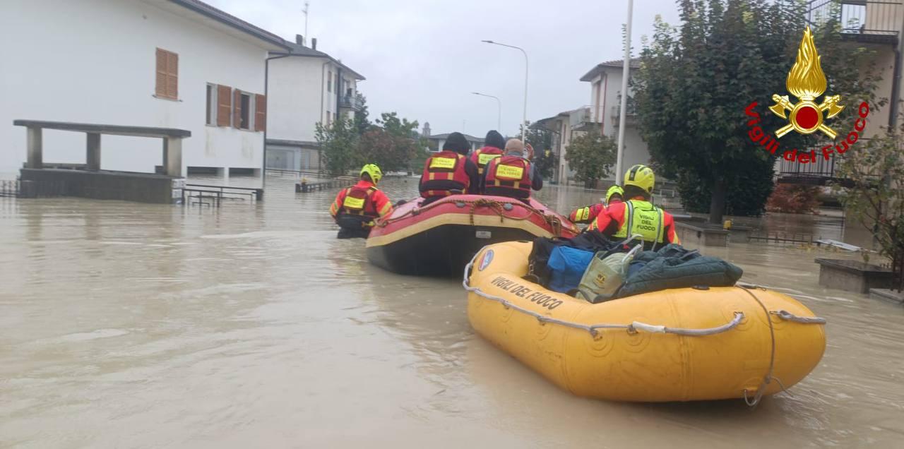 alluvione_emilia_romagna_vigili_fuoco_1.jpg