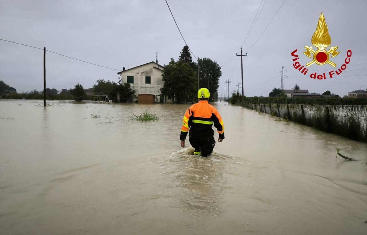 alluvione_emilia_romagna_vigili_fuoco_2.jpg