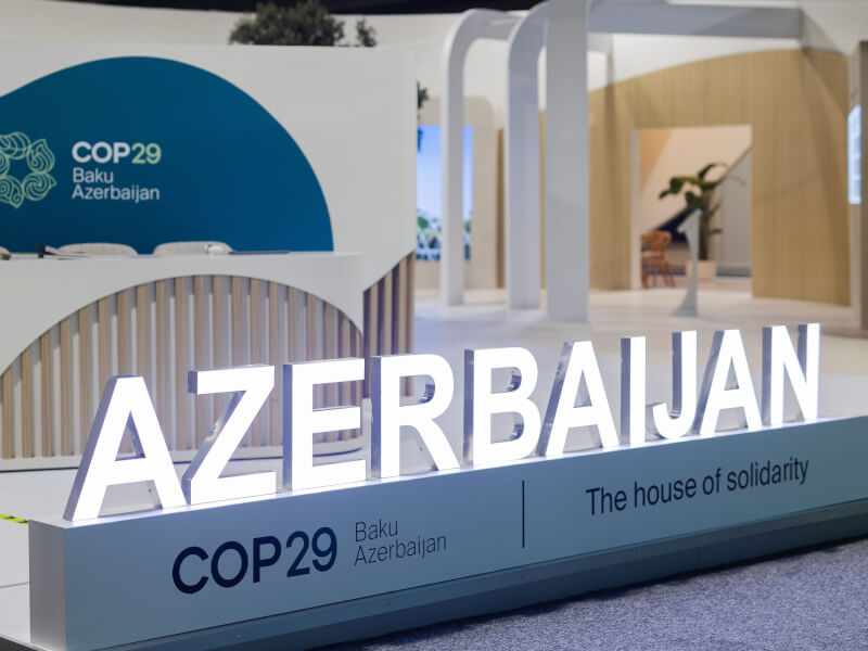 A Baku in the water. Fossil air at the World Climate Conference where the “Drill, baby, drill” of the denialist cyclone triggered by Trump with disengagements and slowdowns resounds. The countdown begins and 7 days remain for an agreement that doesn’t exist