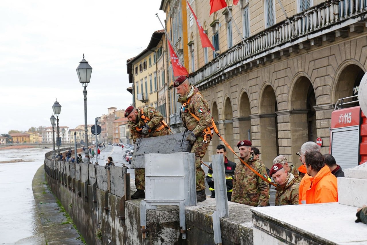 panconcelli sui lungarni a Pisa arno alluvione