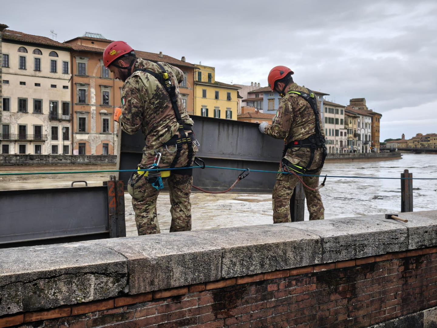 panconcelli sui lungarni a Pisa arno alluvione 2 giani facebook