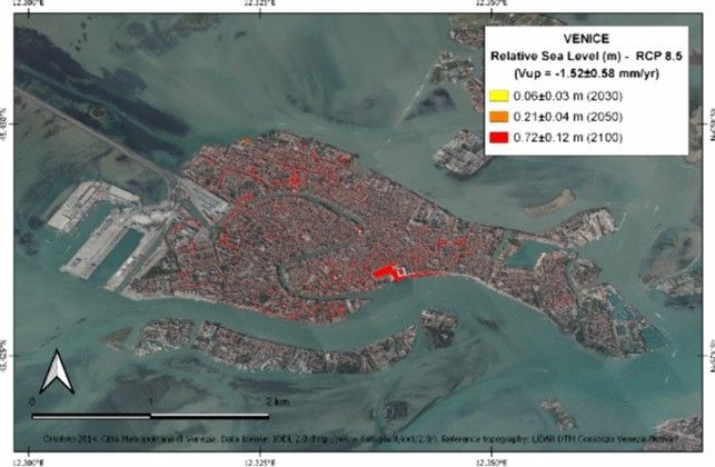 Scenario multitemporale di innalzamento del livello del mare per Venezia (RCP8.5). I colori mostrano le estensioni delle diverse aree esposte alle inondazioni nel 2030 (giallo), 2050 (arancione) e 2100 (rosso). Gli scenari sono forniti rispetto al livello medio del mare al 2016, escludendo quindi le maree che a Venezia rappresentano un fattore critico di inondazione.